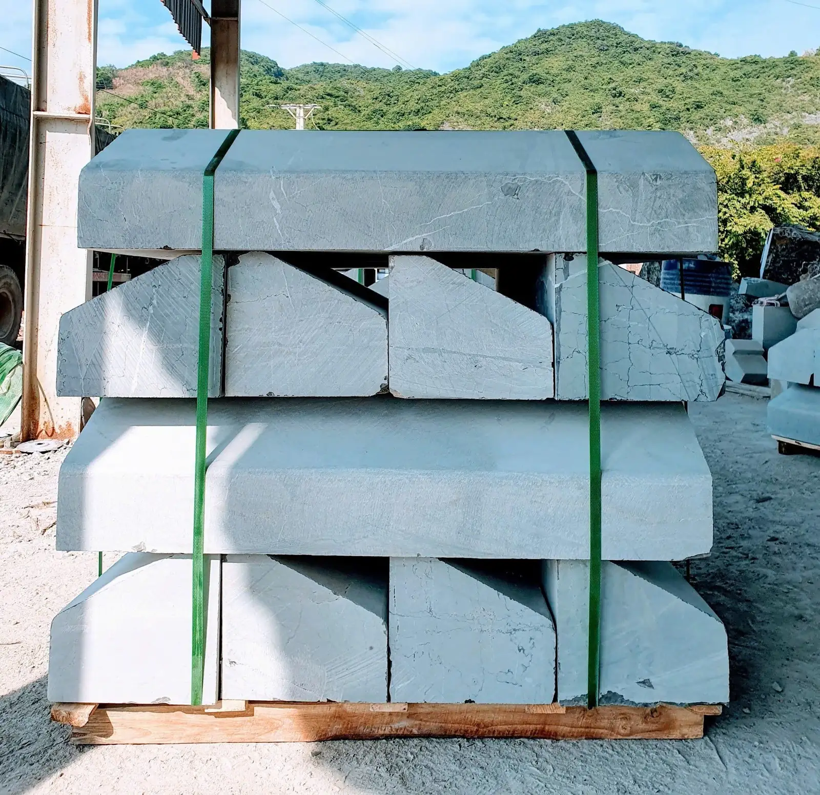 Bó vỉa đá xanh xếp kiện tại mỏ
