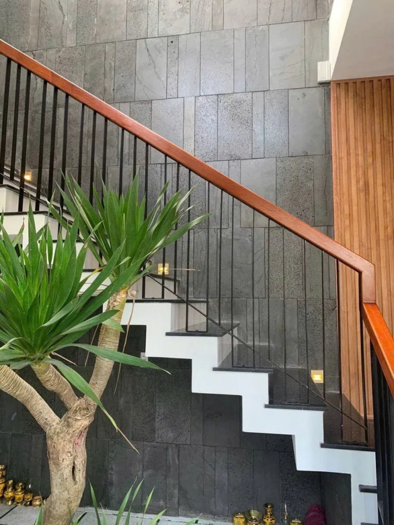 Cầu thang ốp đá kết hợp cây cảnh