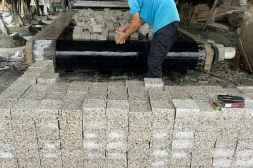 Đá cubic granite vàng Bình Định cắt cạnh 10x10x5cm