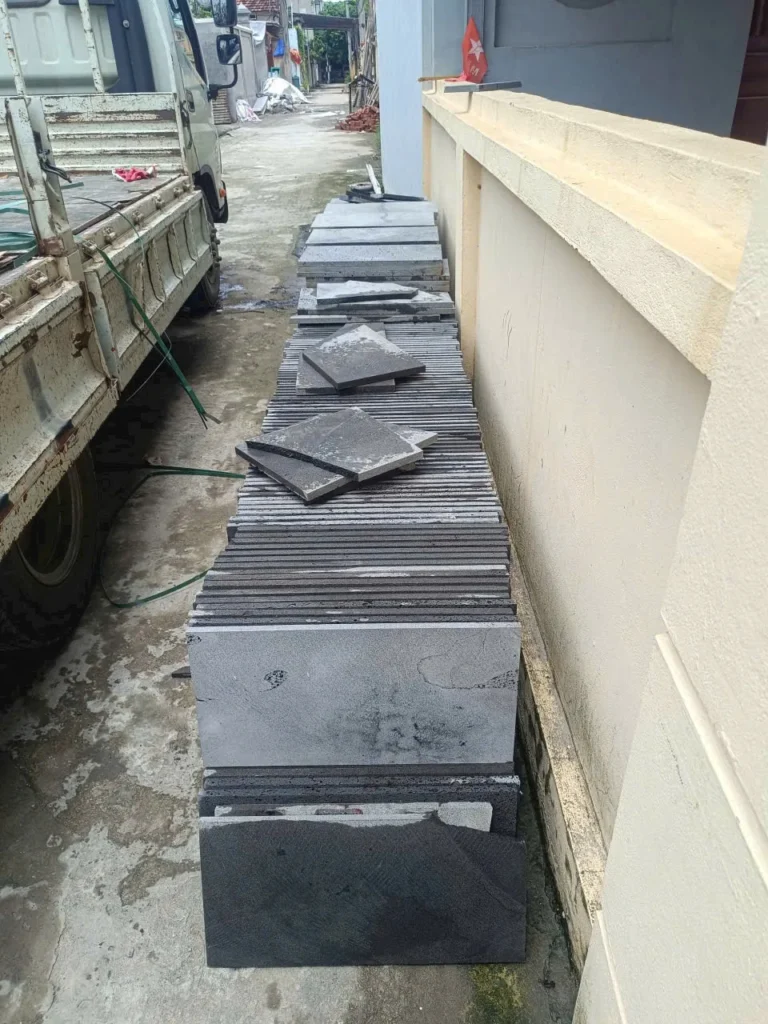 Đá tấm xếp sẵn chờ lên xe giao hàng