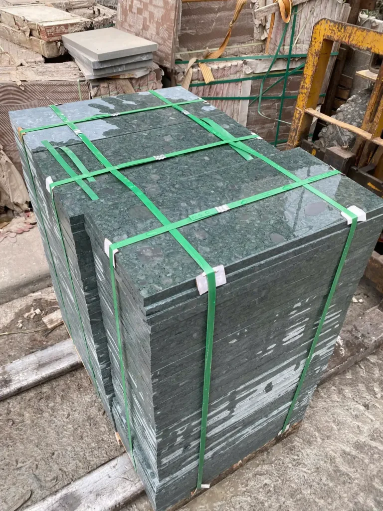 Kiện đá xanh rêu