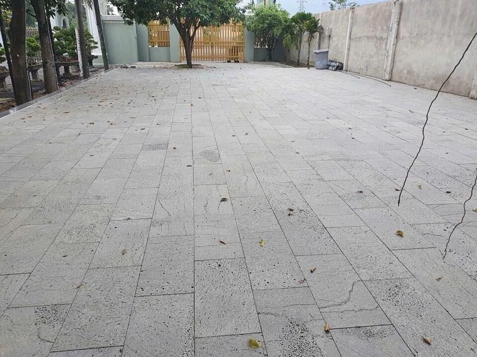 Sân lát đá trắng Quỳ Hợp băm mặt