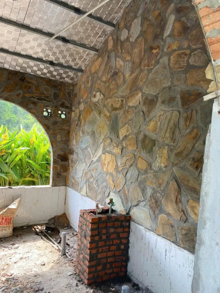 Tường đá rối ghép mạch rộng ngoài trời