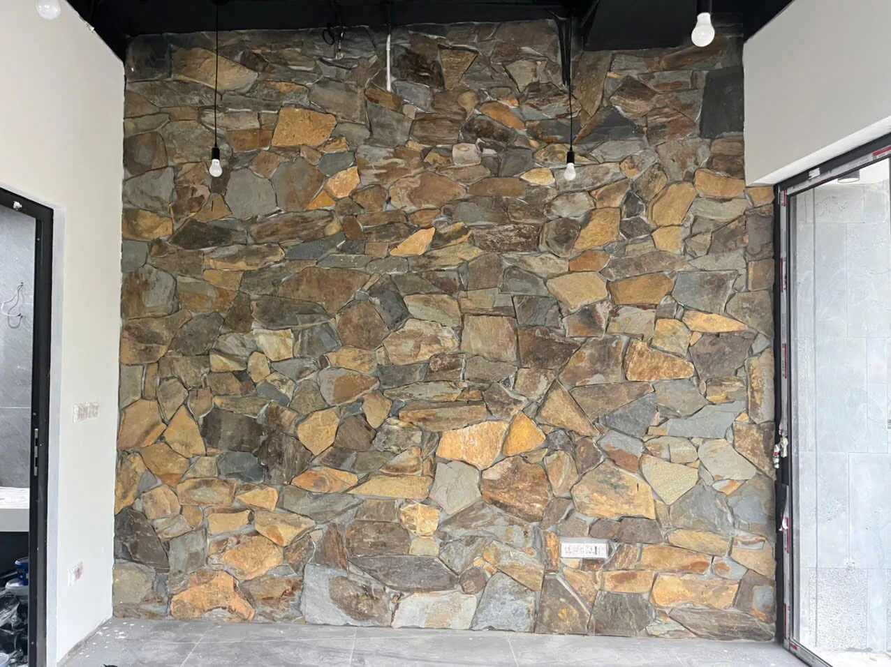 Tường ốp đá rối vàng trong showroom