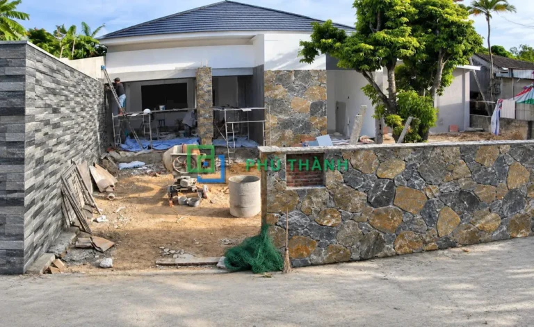Biệt thự đang thi công ốp đá Quỳ Hợp