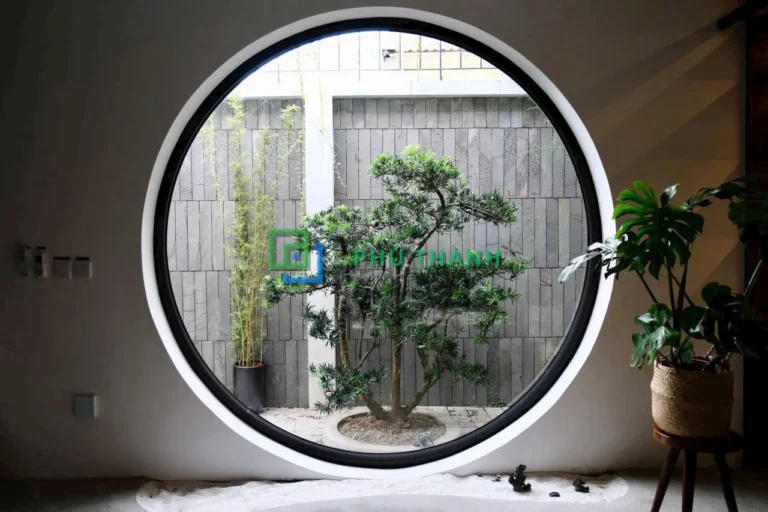Cửa tròn sân vườn, tường đá băm xám