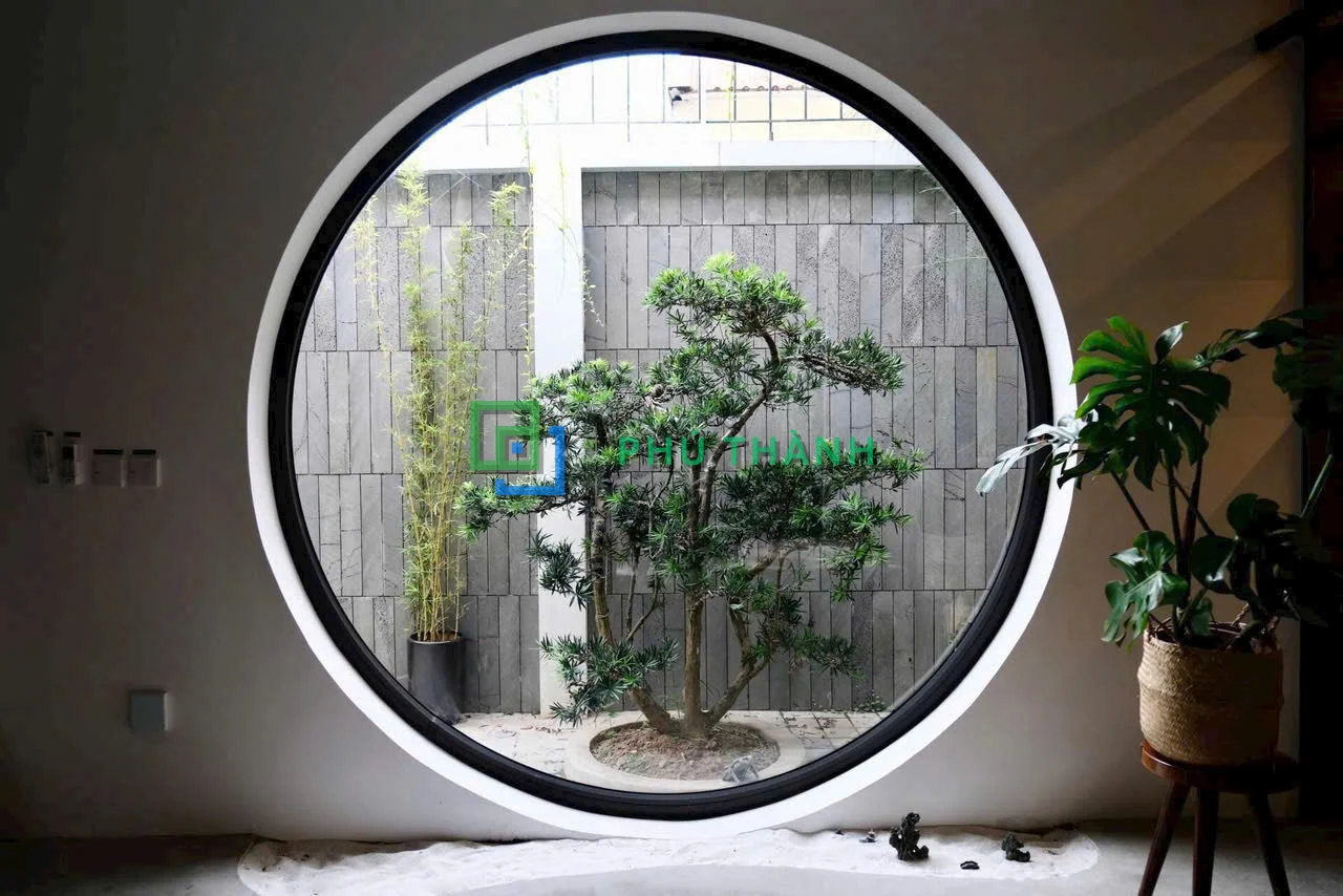 Cửa tròn sân vườn, tường đá băm xám
