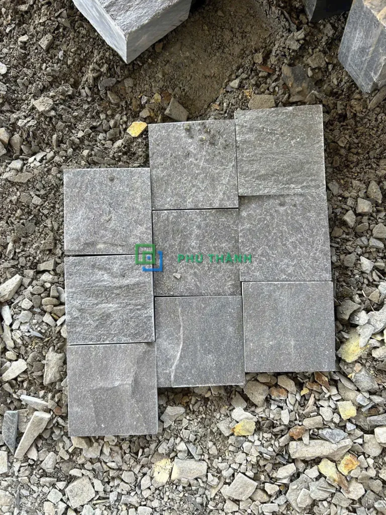 Đá lát sân xanh đen trên nền sỏi