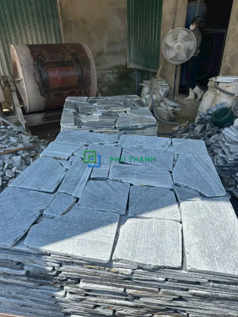 Đá rối xám Quỳ Hợp xếp tại xưởng