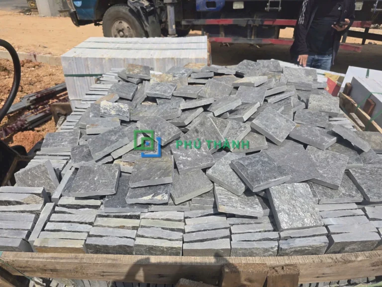 Đá rối xanh xếp pallet tại bãi