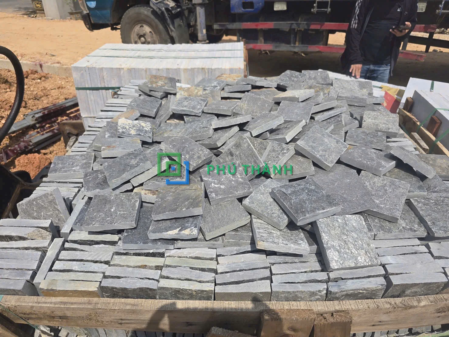 Đá rối xanh xếp pallet tại bãi