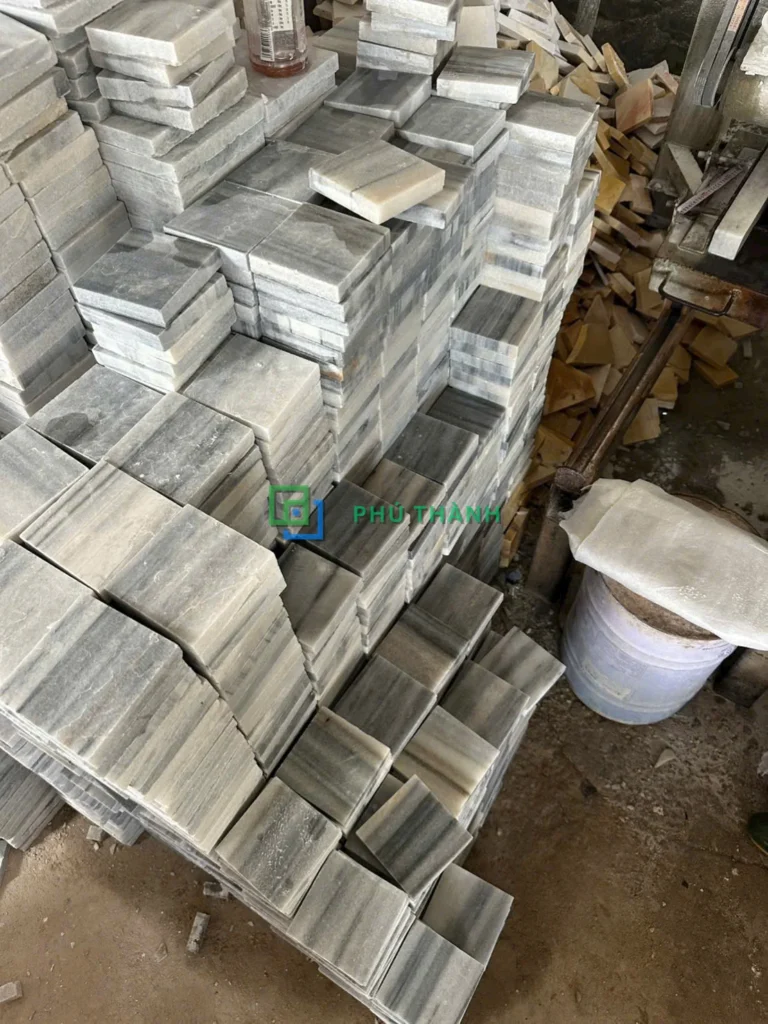 Đá sọc xám Quỳ Hợp xếp kiện tại xưởng