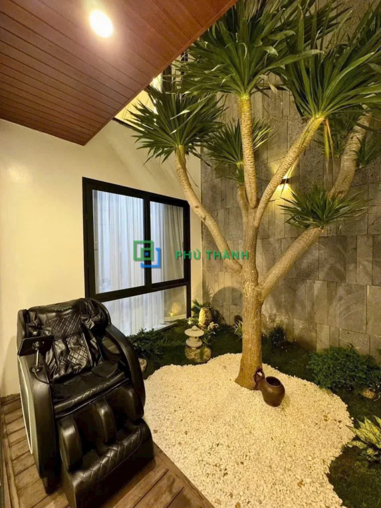 Giếng trời ốp đá tự nhiên trong nhà