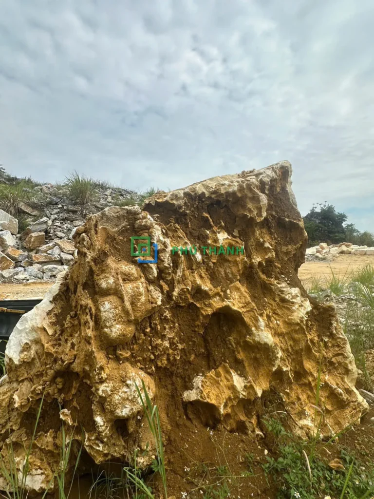 Khối đá vàng thô tại mỏ Quỳ Hợp