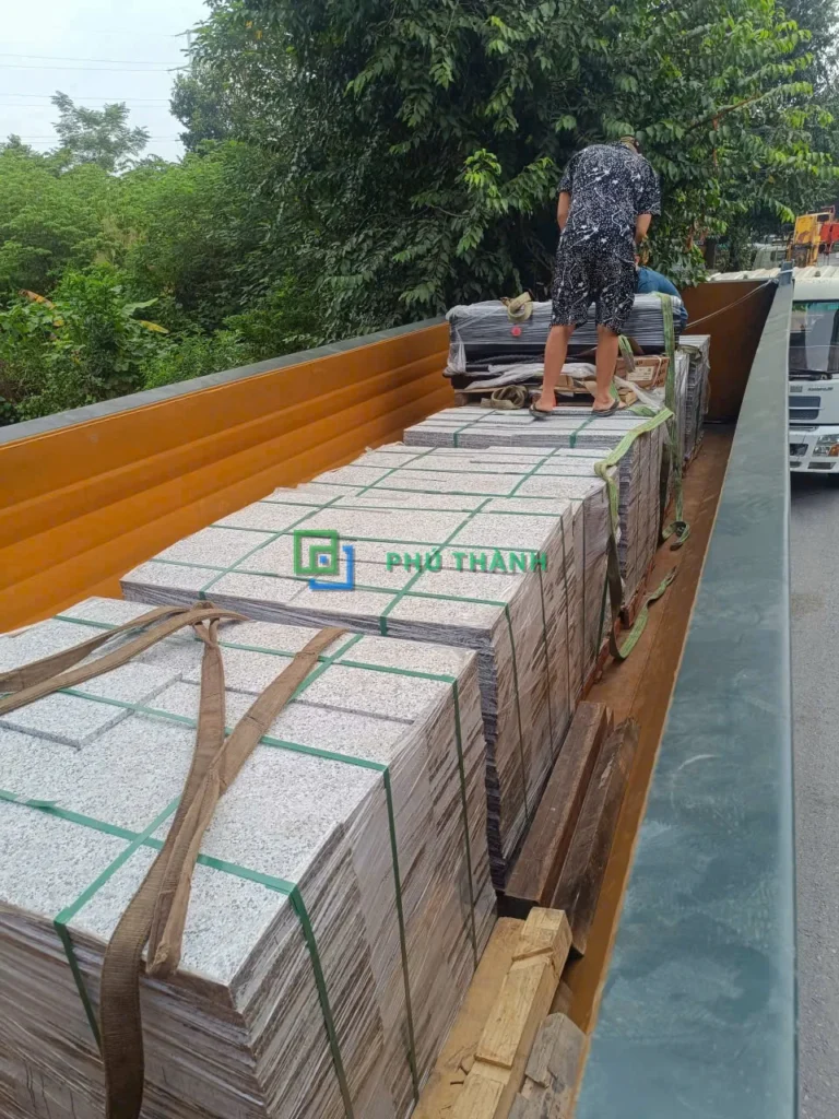 Kiện đá trắng xếp tại công trình