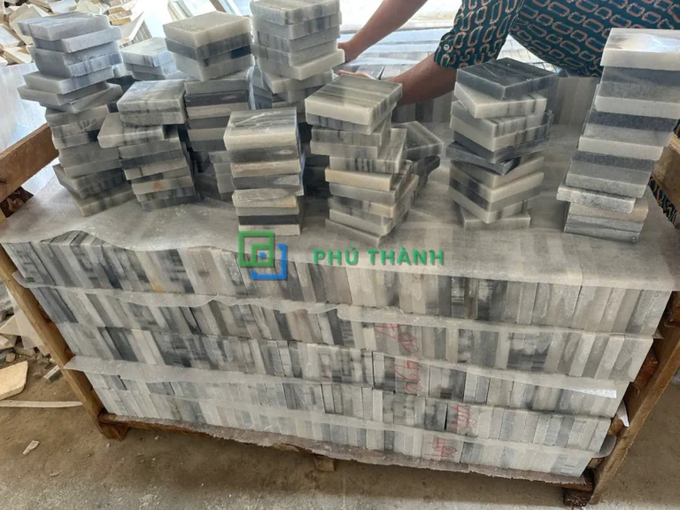 Mẫu đá sọc xám Quỳ Hợp trên kiện hàng