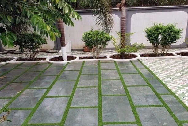 Sân lát đá xanh chừa mạch trồng cỏ