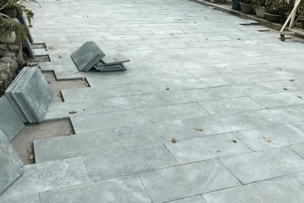 Sân lát đá xanh tấm lớn đang thi công