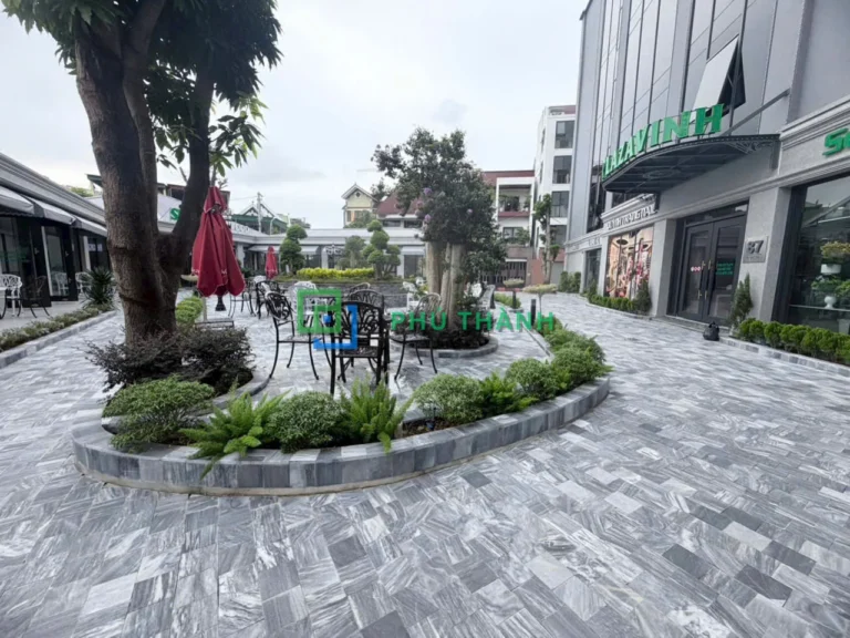 Sân thương mại lát đá sọc Quỳ Hợp có bồn cây