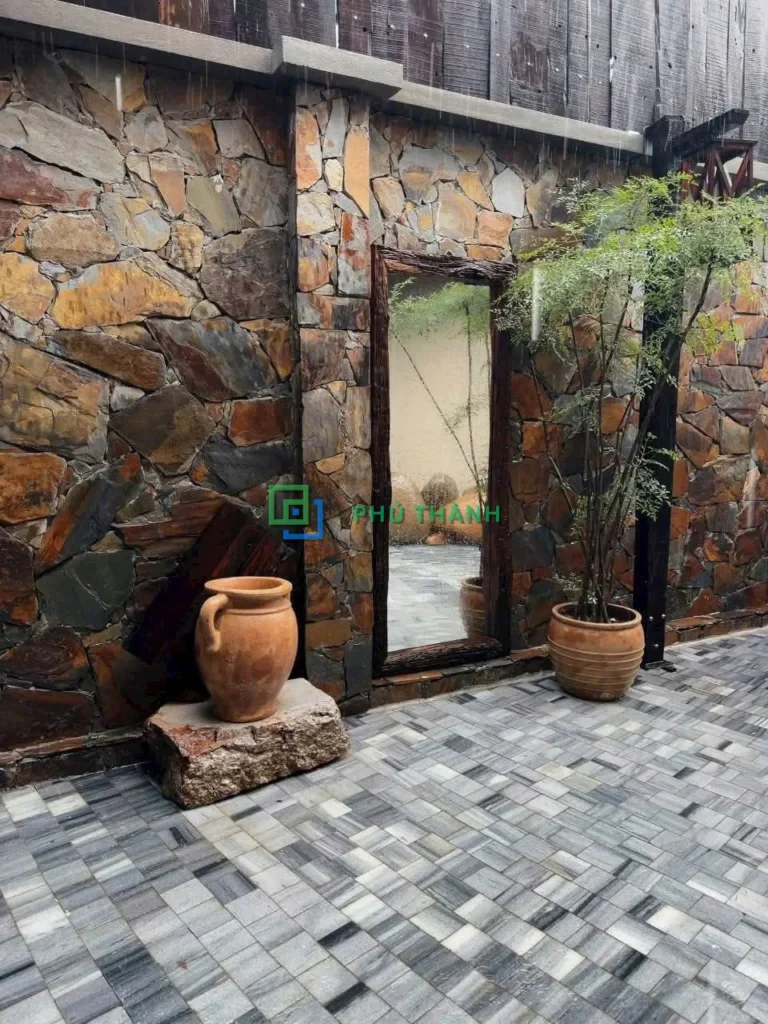 Sân trong nhà lát đá sọc Quỳ Hợp