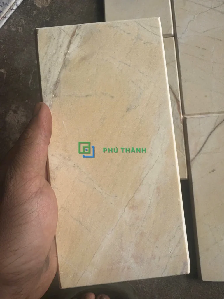 Tấm đá kem Quỳ Hợp cầm trên tay