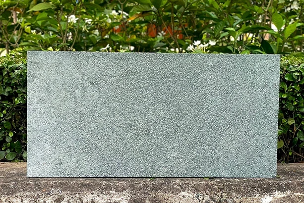 Tấm granite xanh rêu băm mặt