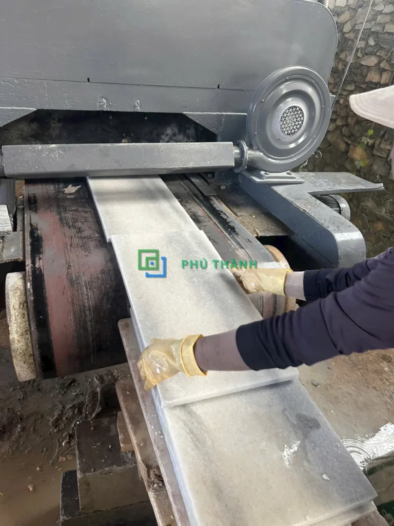 Thợ cắt đá Quỳ Hợp trên máy