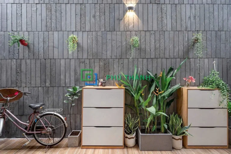 Tường đá ốp thanh dọc sân vườn