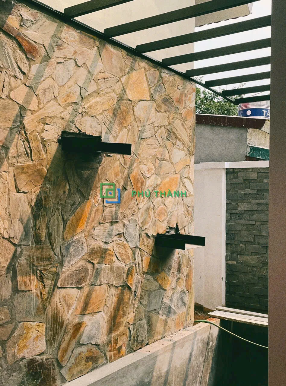 Tường đá rối vàng xanh ốp ngoài trời