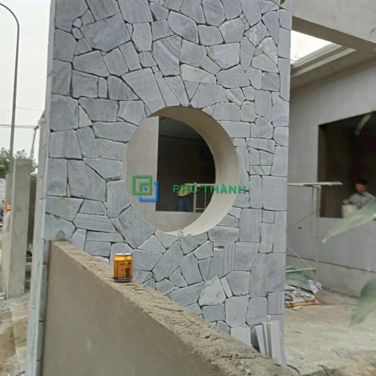 Tường ốp đá rối xám Quỳ Hợp có cửa tròn