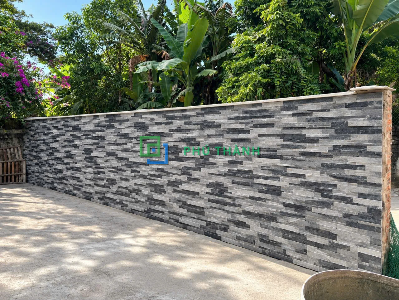 Tường rào ốp đá ghép thanh xám Quỳ Hợp