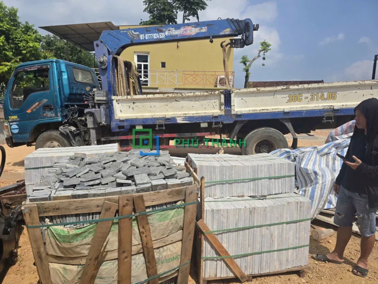 Xe cẩu bốc kiện đá tại công trình