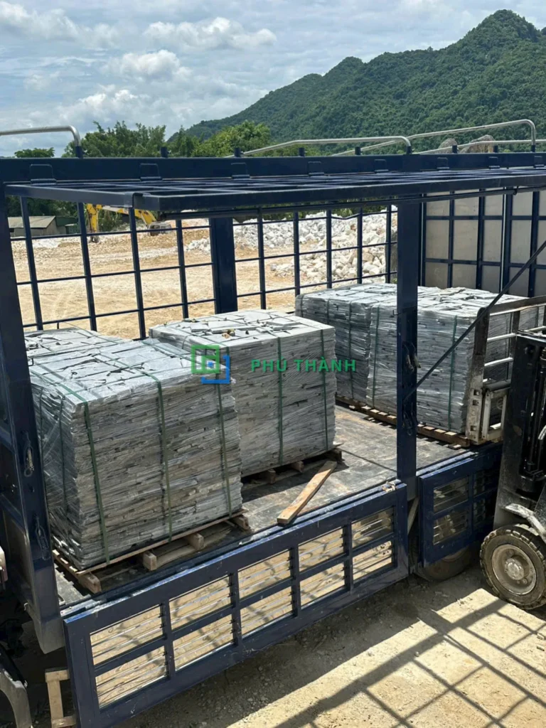 Xe nâng pallet đá Quỳ Hợp tại bãi