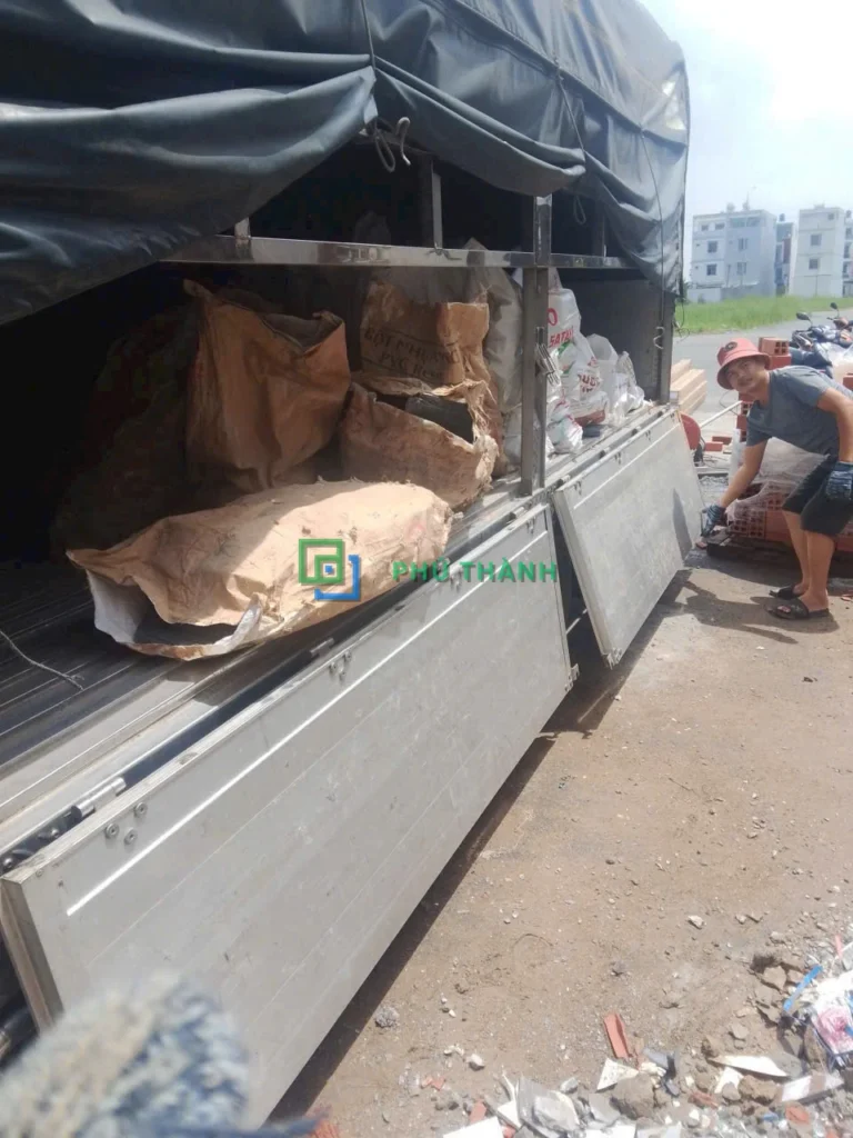 Xe tải giao vật tư tới công trình