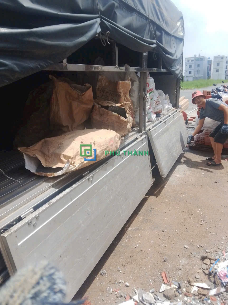Xe tải giao vật tư tới công trình